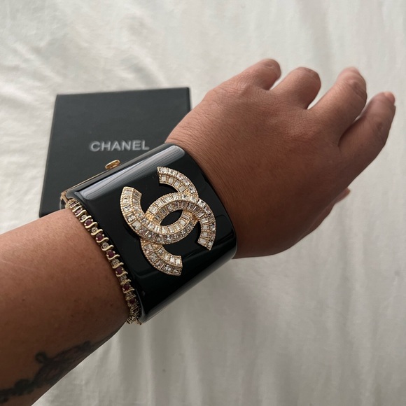 👑✅PRICE FIRM✅ Beautiful Vintage Chanel Black Resin Cuff Bracelet. - Picture 12 of 16